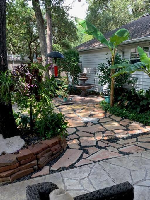 2 Luxury Near Airport & The Woodlands Homestay *